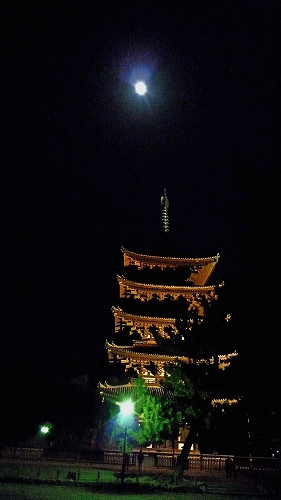 月と五重塔.jpg